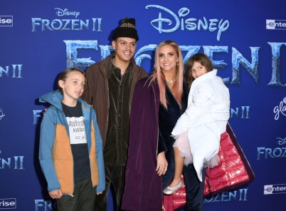 SNART FEM: Her er Ashlee Simpson avbildet med ektemannen Evan Ross, datteren Jagger Snow og sønnen Bronx Wentz i fjor. Foto: NTB Scanpix SNART FEM: Her er Ashlee Simpson avbildet med ektemannen Evan Ross, datteren Jagger Snow og sønnen Bronx Wentz i fjor. Foto: NTB Scanpix